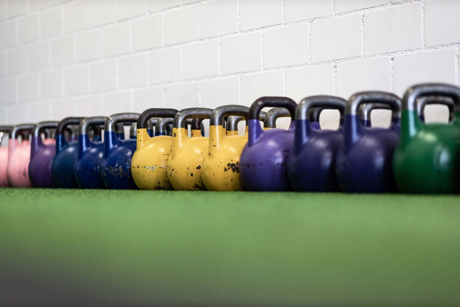 Freies Training mit Langhantel und Kettlebell
